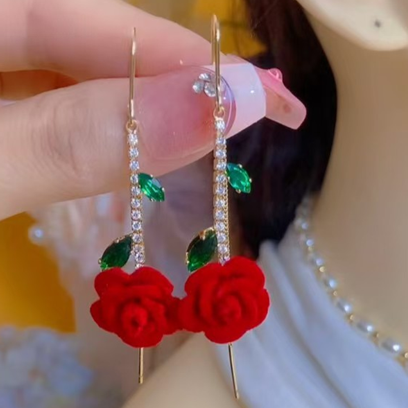 🌹 JETZT 50 % RABATT! 💎 Rote Rosen-Ohrstecker mit Kristallstiel – zartes Design, leicht und perfekt für romantische Anlässe oder den eleganten Alltag ✨