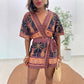 👗 50% RABATT! 🏝️ Schmeichelhafter V-Ausschnitt Playsuit im exotischen Tropenprint – Leicht, luftig & dein unverzichtbares Sommer-Urlaubsoutfit – perfekt für Strand, Pool und heiße Tage 🌸