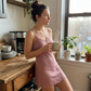 👗 NUR FÜR BEGRENZTE ZEIT: 50 % RABATT! ✨ Elegantes Slip-Kleid mit Spitzenbesatz – figurbetont, gerippter Strick, bezaubernde Knöpfe 🌸