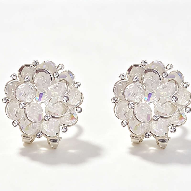 🌸💎 50% RABATT! Elegante Funkelnde Blumen-Ohrstecker – Zirkonia-Besatz, nickelfrei & zeitlos – Perfekt für Hochzeit, Abend & Alltag ✨
